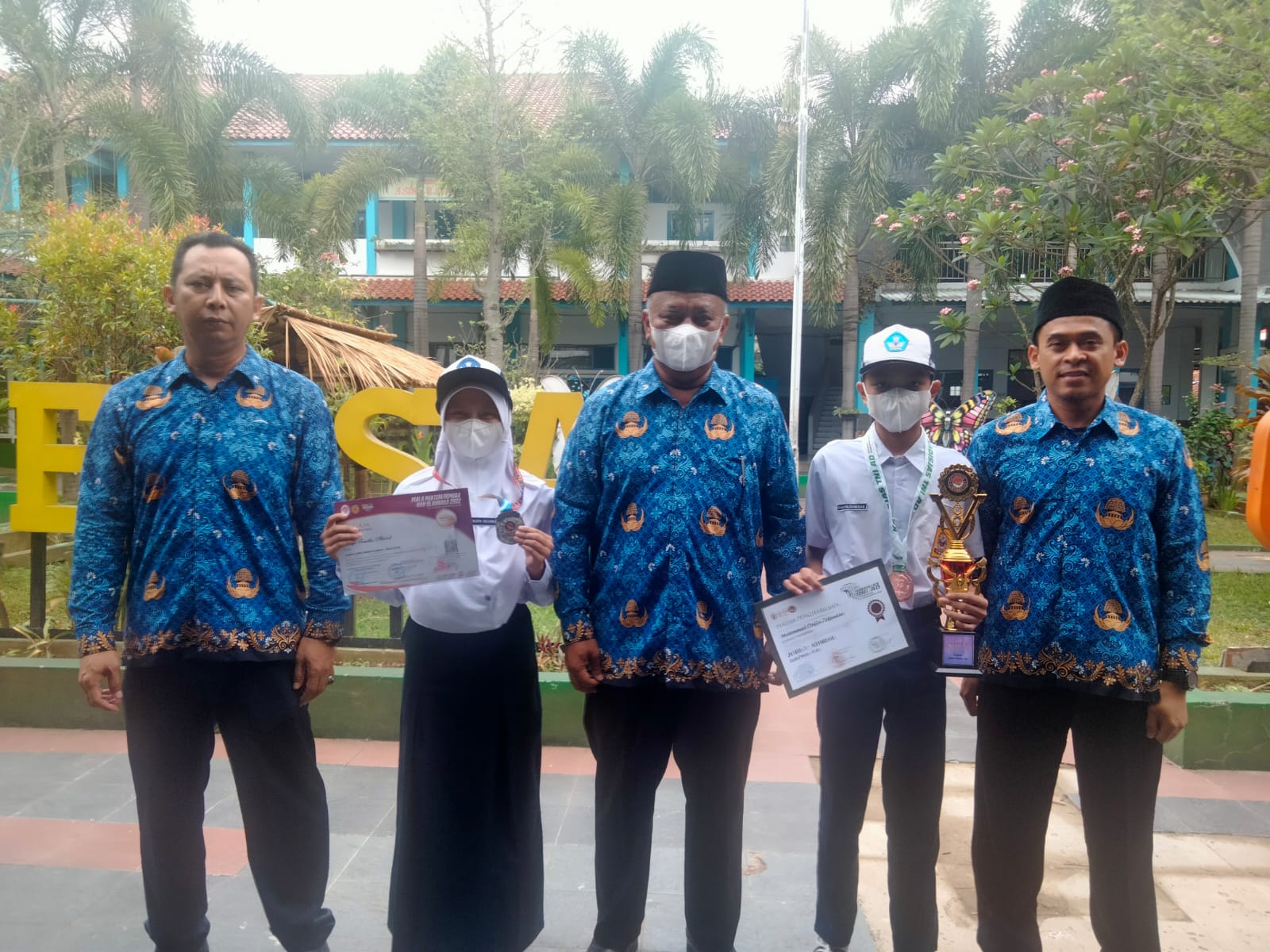 Pemberian Penghargaan Lomba Bulan Bahasa dan Olimpiade Biologgi